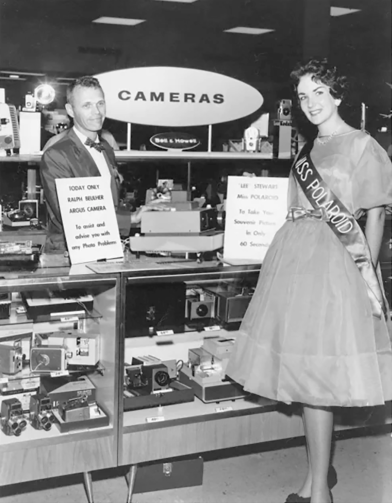 1280x1640px-Shopping-for-Argus-cameras-in-the-1930's-vWA24