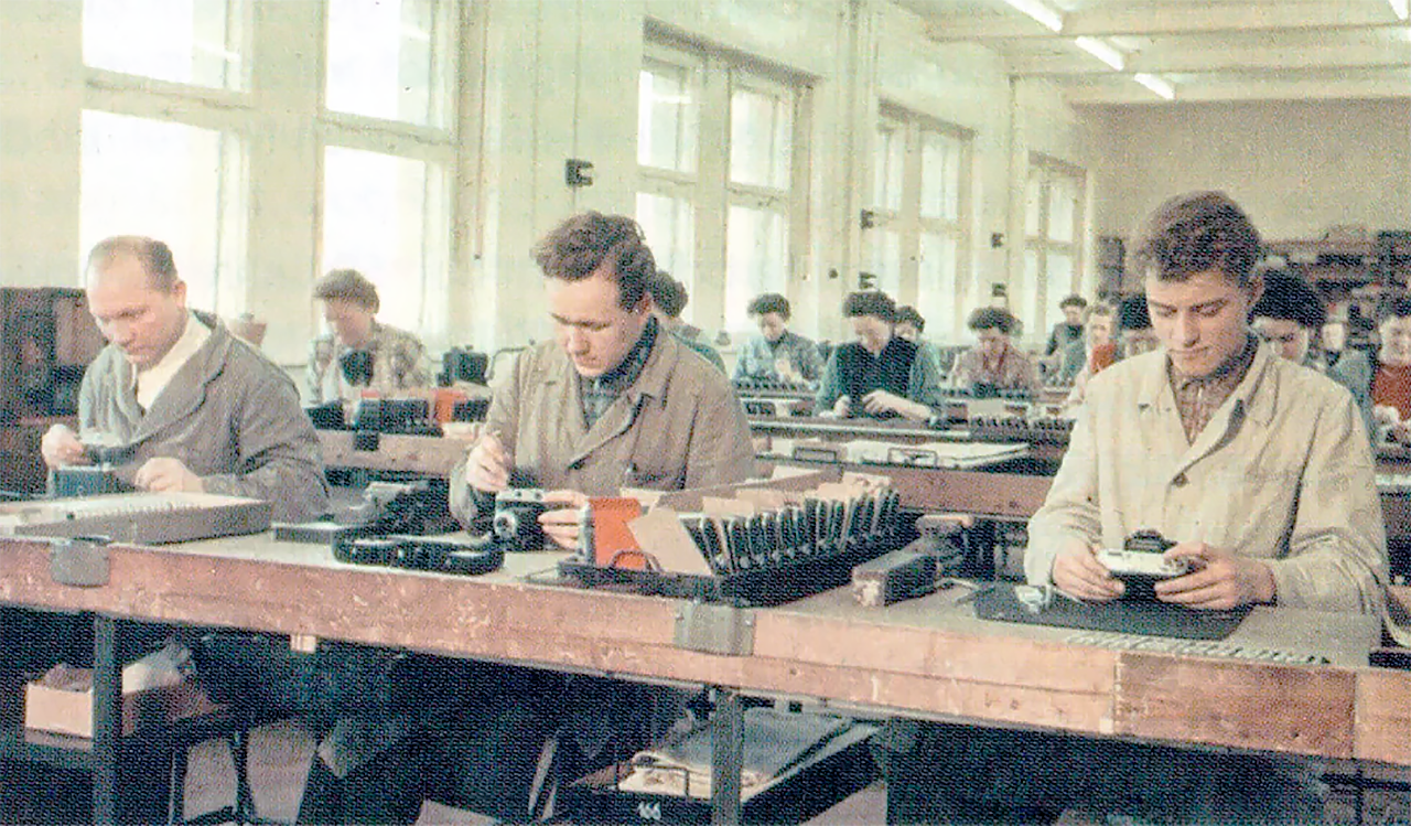 Franka-Solida-II-cameras-being-assembled-in-the-Franka-Werk-factory-in-Bayreuth,-Germany-1958-vWA24