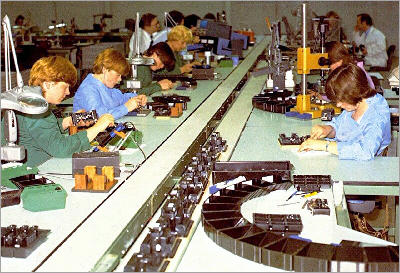 1280x876px-Nimslo-3D-Camera-assembly-at-the-Timex-factory-in-Dundee-vWA24