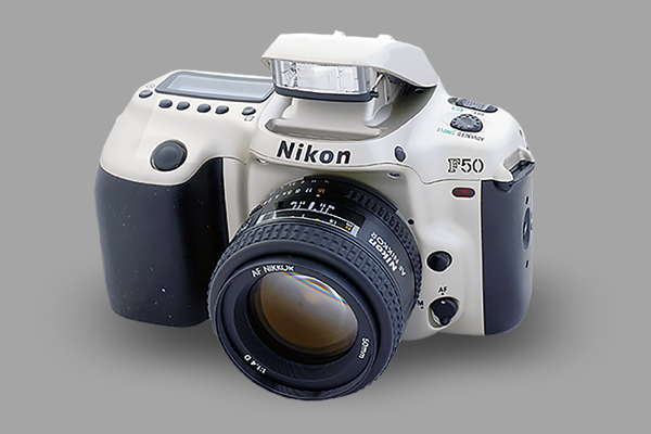 600x400px-Rechts-Nikon-F50-vWA24