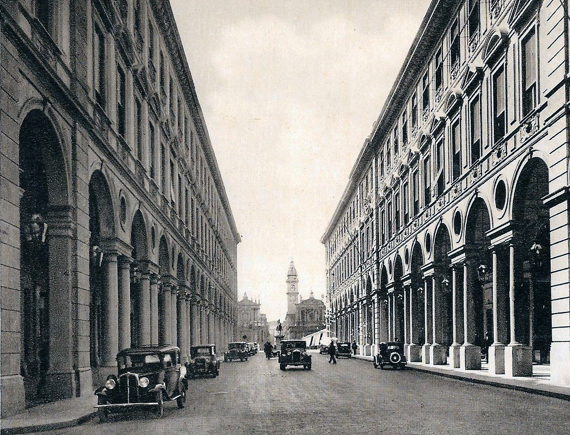 1920x1466px-TORINO-TURIN---Via-Roma-da-Piazza-Castello-1935---old-cars-vWA24