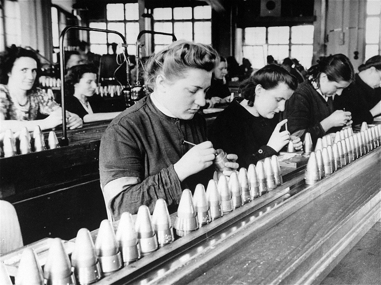 1280x956px-Female_foreign_workers_from_Stadelheim_prison_work_in_a_factory_owned_by_the_AGFA_camera_company-vWA24