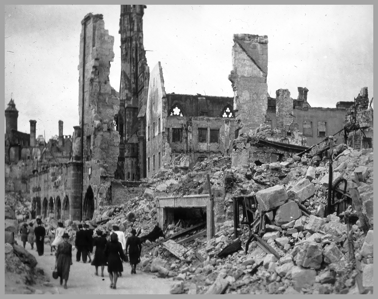 1280x1012px-Bombed_building_in_Germany,_post-WWII-vWA24